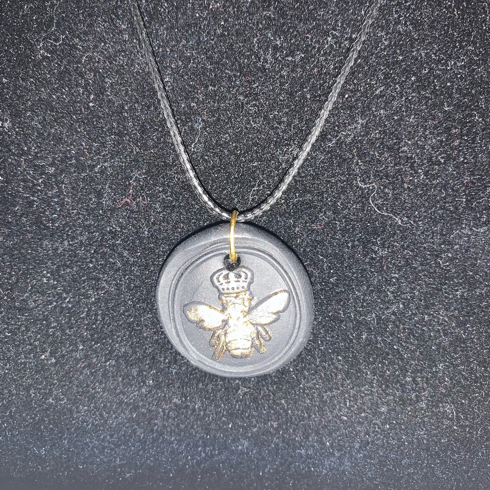 Queen 👑 Bee necklace